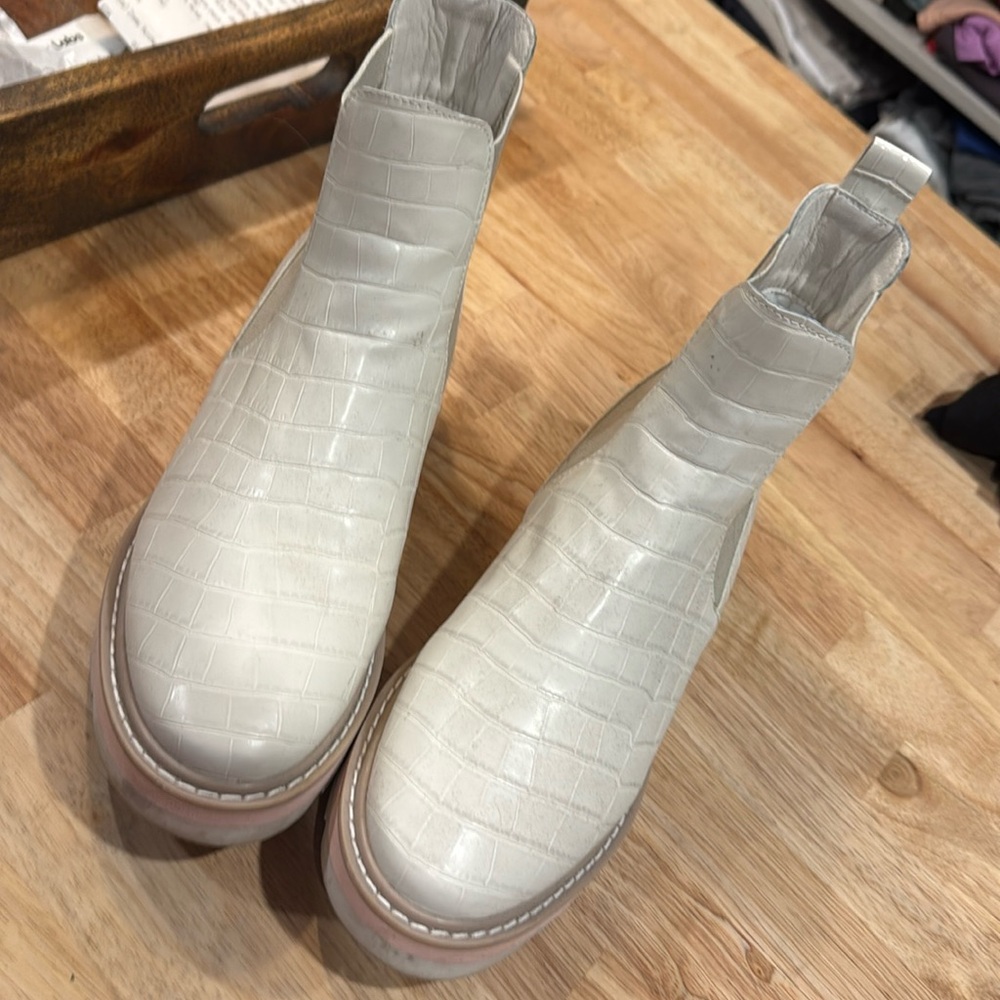 Dolce Vita Tazmin Croc embossed leather Chelsea boots size 8.5